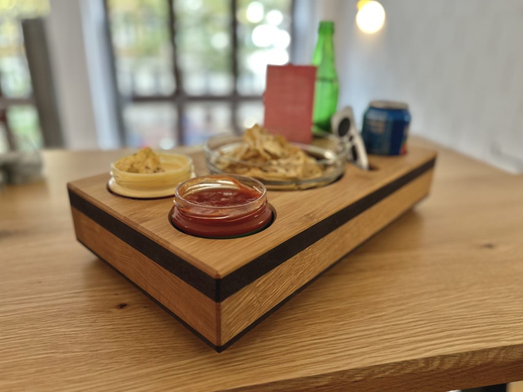 Der Snack-Butler - Perfekt für die UCI-Kino-Käsesauce - »SWITZERLAND« Couch